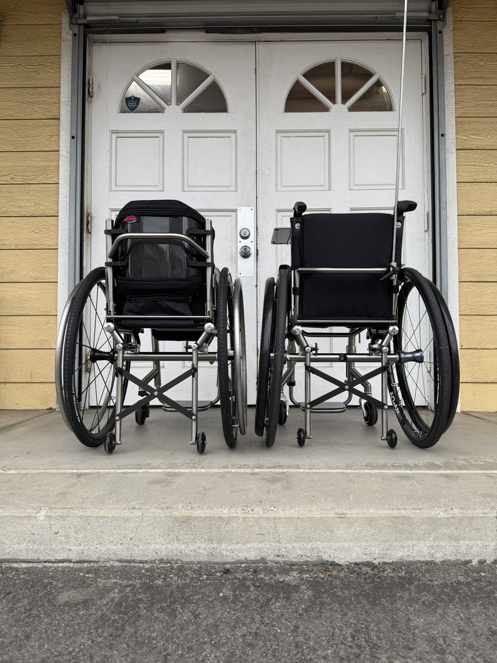 Side-folding HOC chairs